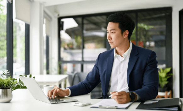 A translator in Virginia delivers fast Chinese Translation Services in Virginia by editing a bilingual file on a laptop.